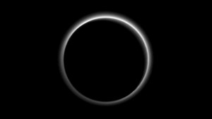 Atmosfera Plutona rozpraszająca światło odległego o 5 mld kilometrów Słońca.
