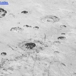 Fragment powierzchni Plutona, skala odległości w lewym górnym rogu.