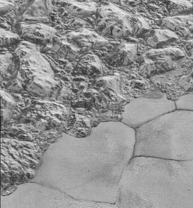 Górska linia brzegowa równiny Sputnik Planum na Plutonie.