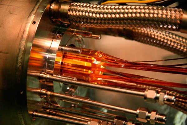 Fragment deceleratora w CERN z pułapką magnetyczną i możliwością chłodzenia antyprotonów.
