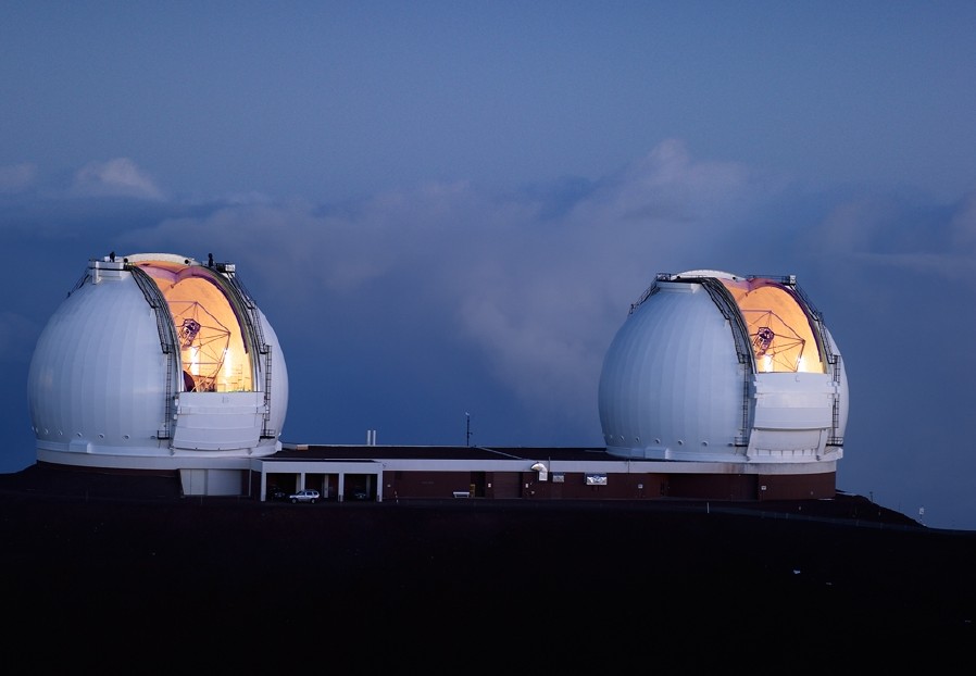 Kopuły teleskopów o rozmiarach zwierciadła około 10 m - Keck I i Keck II, pracujących jako nterferometr (o bazie rzędu kilkudziesięciu metrów, co zwielokratnia ich rozdzielczość) na wysokości ponad 4000 m npm. Źródło - "astronomy.swin.edu.au".