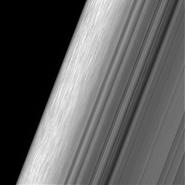 Fotografia jednego z pierścieni Saturna wykonana ostatnio przez sondę Cassini. Najmniejsze szczegóły mają rozmiary rzędu pół kilometra.