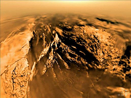 Obraz gór 3D na podstawie fotografii (tak!) z kręcącej się kamery opadającego na powierzchnię Tytana próbnika Huyghens. Widoczne góry.