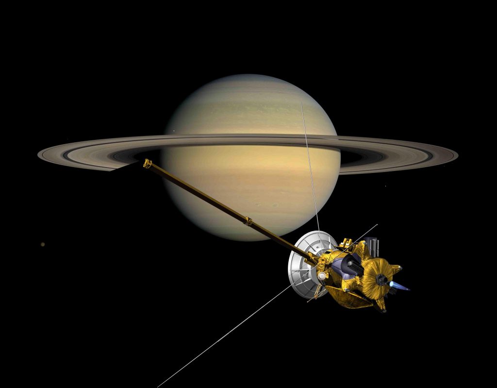 Widok ogólny sondy Cassini wraz z celem jej (mającej się niedługo zakończyć) misji - Satrunem. Przerwa w pierścieniach nosi równiez nazwę Cassiniego.