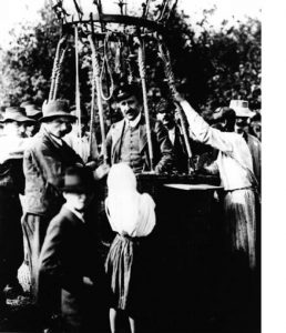 Lądowanie Victora Hessa z eskapady balonowej. American Physical Society, public domain.
