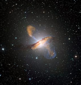 Zdjęcie jednej z najsłynniejszych AGN (Active Galactic Nuclei) - Centeurusa A. Charakteryzuje się silną anizotropią promieniowania.