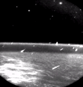 Meteory z roju Leonidów widoczne z kosmosu (1997, NASA). Można oszacować wysokość na której zachodzi to zjawisko.