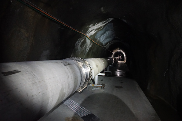 Tunel detektora fal grawitacyjnych KAGRA. Zdjęcie: Govert Schilling.