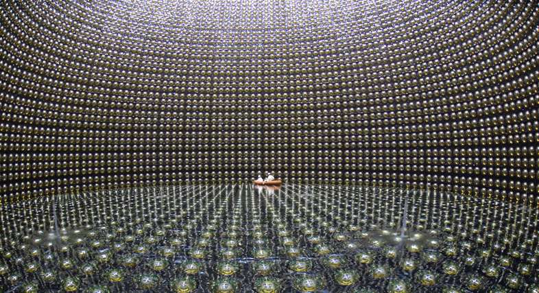 Poprzedni eksperyment w kopalni Kamioka, tzw. SuperKamiokaNDE - detektory promieni kosmicznych zanurzone w zbiorniku ze specjalnym płynem (składem przypominającym płyn do mycia naczyń) do wykrywania oscylacji neutrin. Zdjęcie - Physics.org, za Kamioka Observatory, ICRR (International Cosmic Ray Research), University of Tokyo.